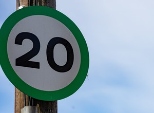 Tajemniczy zielony znak przy drodze. "Skłania kierowców do zwolnienia"