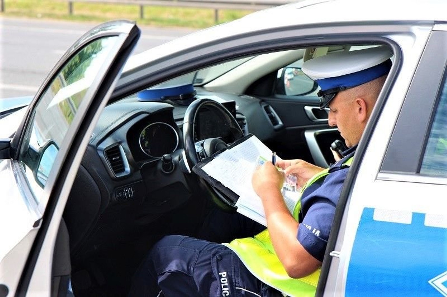 Policjanci z Wrocławia podczas akcji "Dystans" sprawdzali, czy kierowcy stosują się do obowiązku utrzymywania odpowiedniego dystansu od poprzedzającego pojazdu