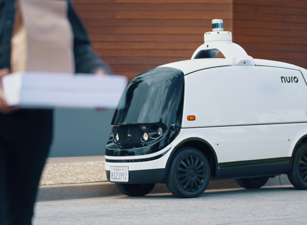 Koniec z napiwkami. Uber dowiezie jedzenie autem autonomicznym
