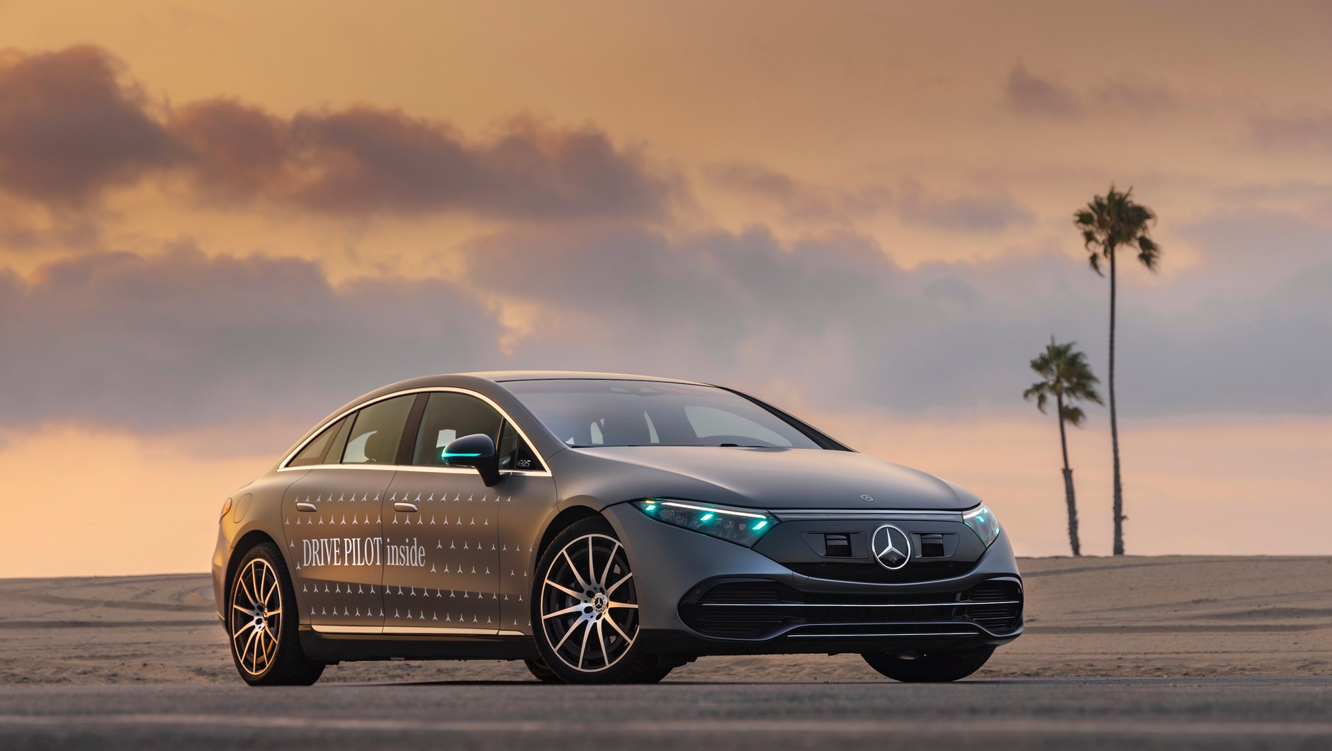 Nowe Mercedesy z turkusowymi światłami