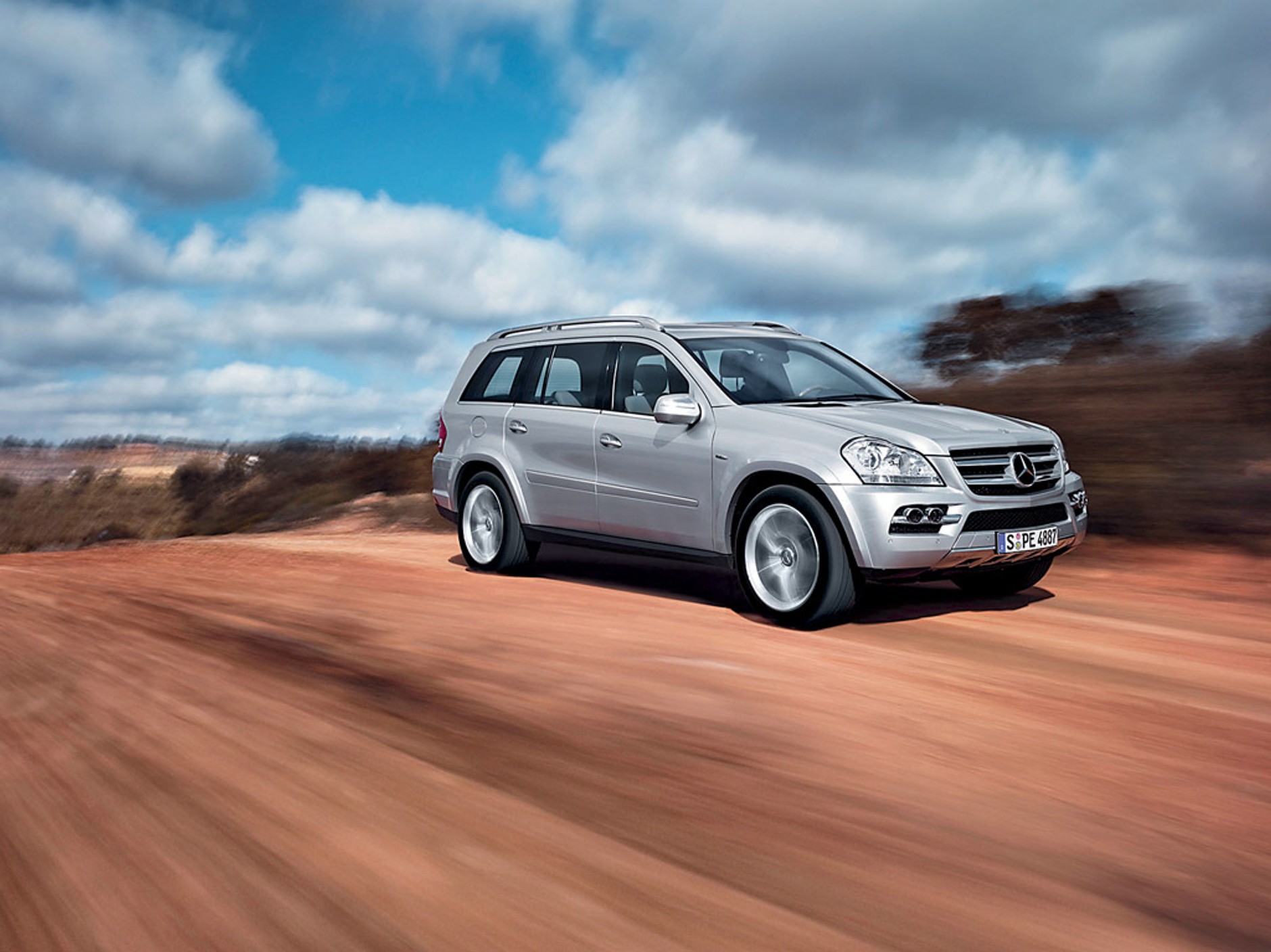 Terenówki dla 7 osób: rodzinna przygoda w terenie