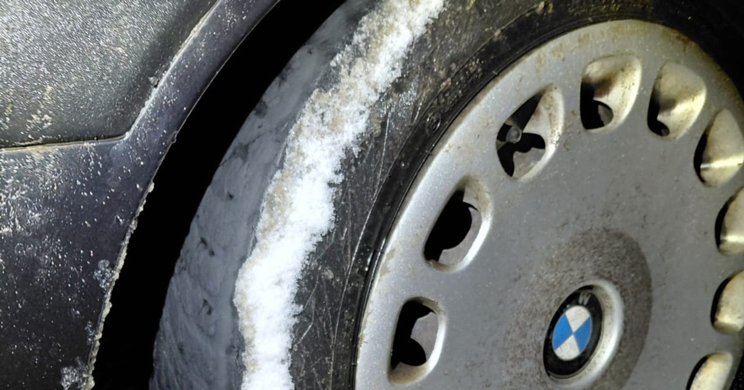 Kierowca BMW dostał mandat za opony