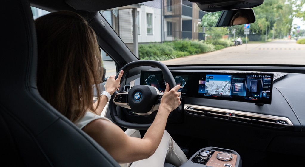 Samochód z elektrycznym wspomaganiem kierownicy. Zdjęcie ilustracyjne