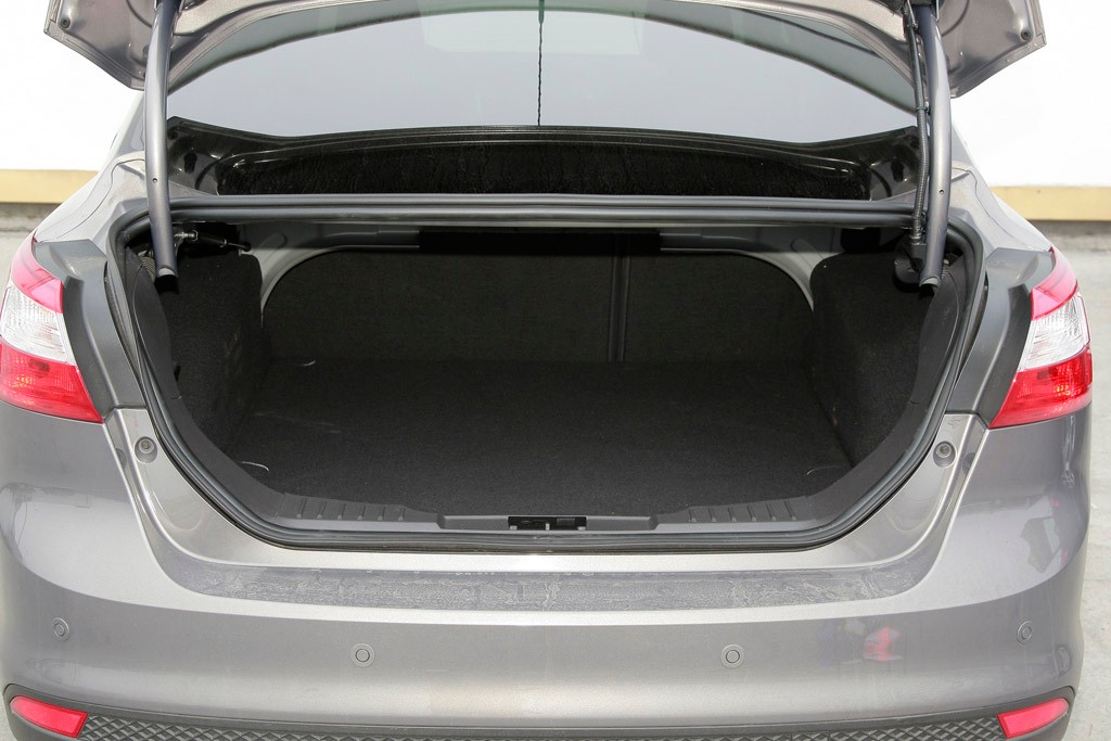 Ford Focus kontra Toyota Corolla i Mitsubishi Lancer: kompaktowy sedan? Dlaczego nie!