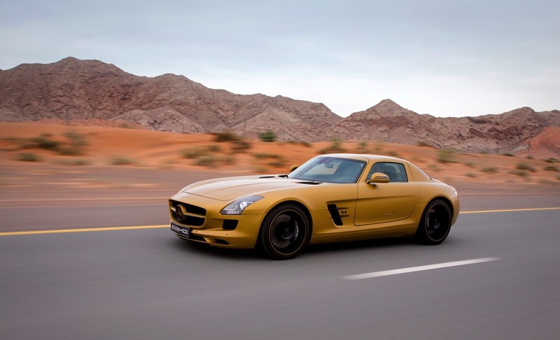 Złoty Mercedes SLS AMG