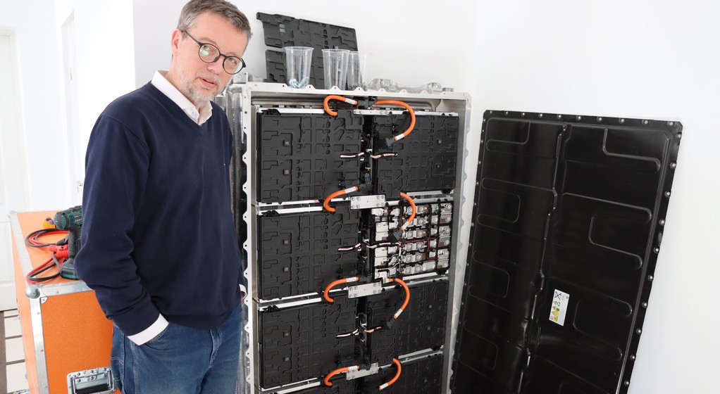 Drugie życie używanego akumulatora z auta elektrycznego. Nie będziesz musiał płacić za prąd w domu!
