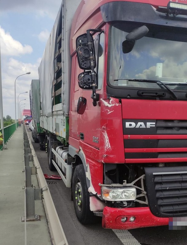 Ciężarówka wyszła z kolizji niemal bez szwanku