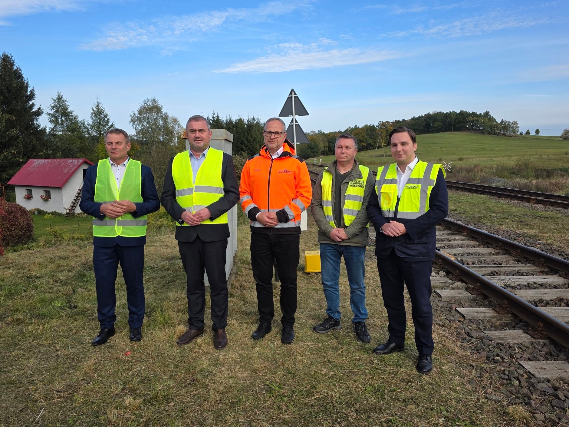 Wiceminister Infrastruktury Stanisław Bukowiec z przedstawicielami PKP PLK i CANARD podczas briefingu w sprawie podłączenia kamer monitoringu kolejowego do automatycznego systemu nadzoru nad ruchem drogowym. 