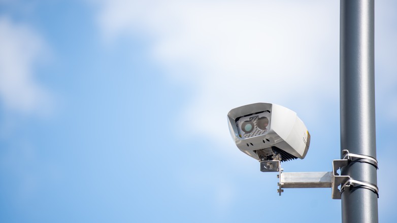 Wjazdu na plac Pięciu Rogów pilnuje kamera