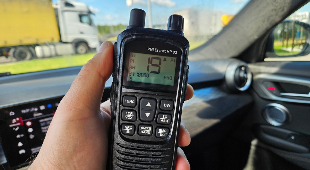 Tylko dla kierowców ciężarówek? Po latach postanowiłem sprawdzić, czy radio CB w aucie osobowym ma sens
