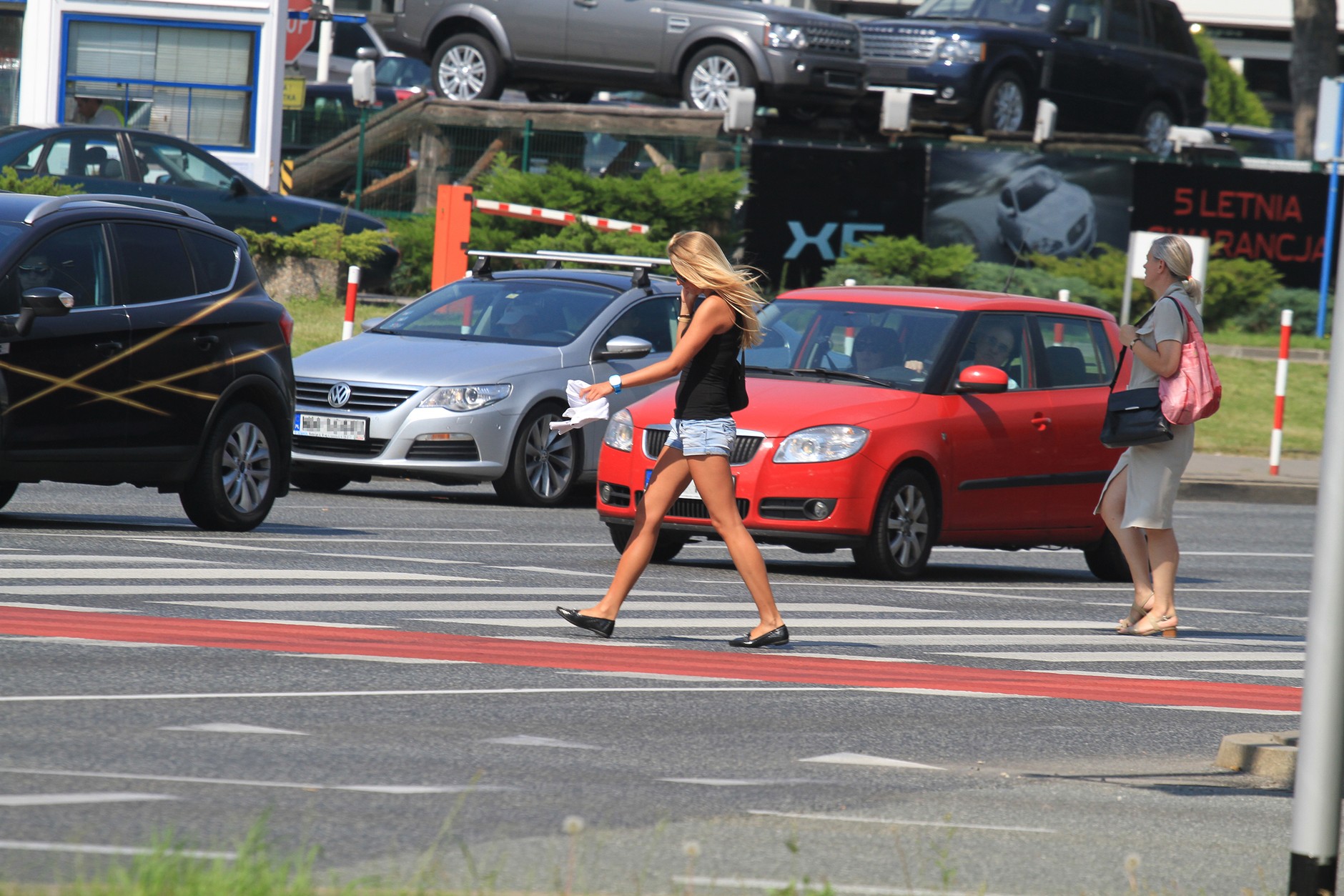 Rozmowa przez komórkę na przejściu dla pieszych to kiepski pomysł. Czy naprawdę tak trudno się powstrzymać?