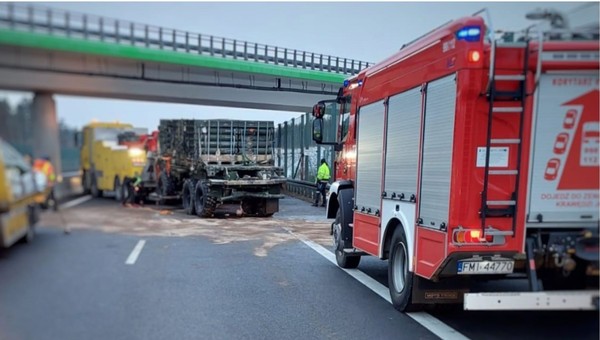 Kierowca kampera najechał na wojskową ciężarówkę. Nie miał najmniejszych szans