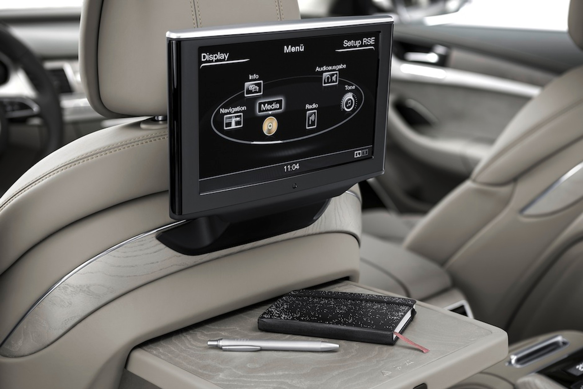 Ekran z tyłu kabiny Audi A8 po face liftingu