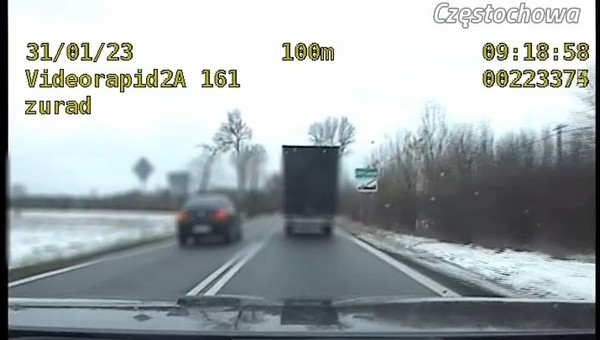 Nie wiedział, kogo wyprzedza na podwójnej ciągłej. Słono za to zapłacił [WIDEO]