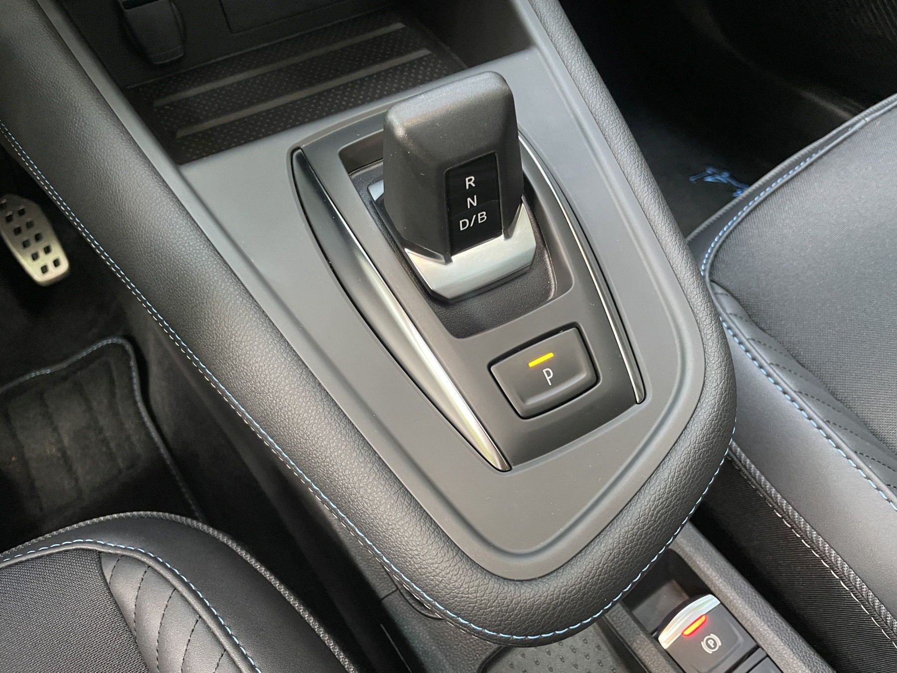 Jedyna nowość w kabinie to uproszczony wirtualny przełącznik skrzyni biegów