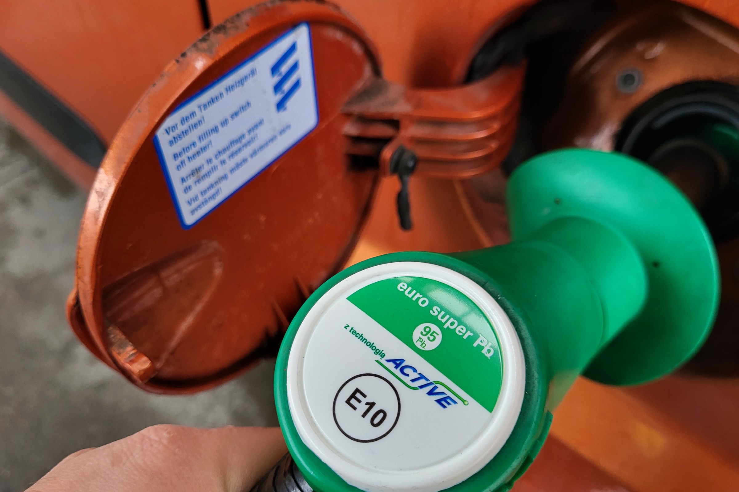 Polacy będą tankować więcej biokomponentów? Co z benzyną E10? Biopaliwa pod lupą rządu