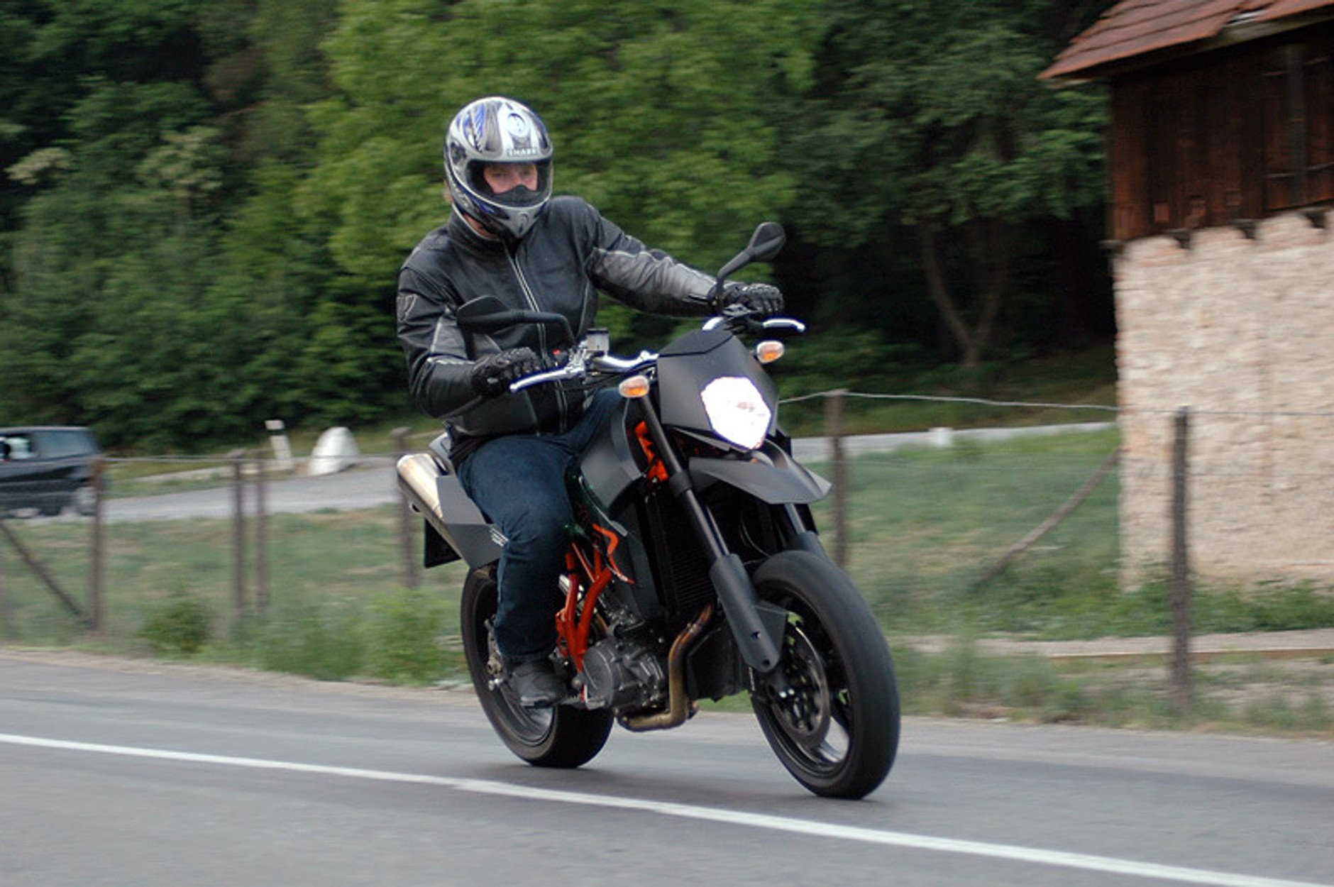 KTM 950 Supermoto R: duży dzikus (test)