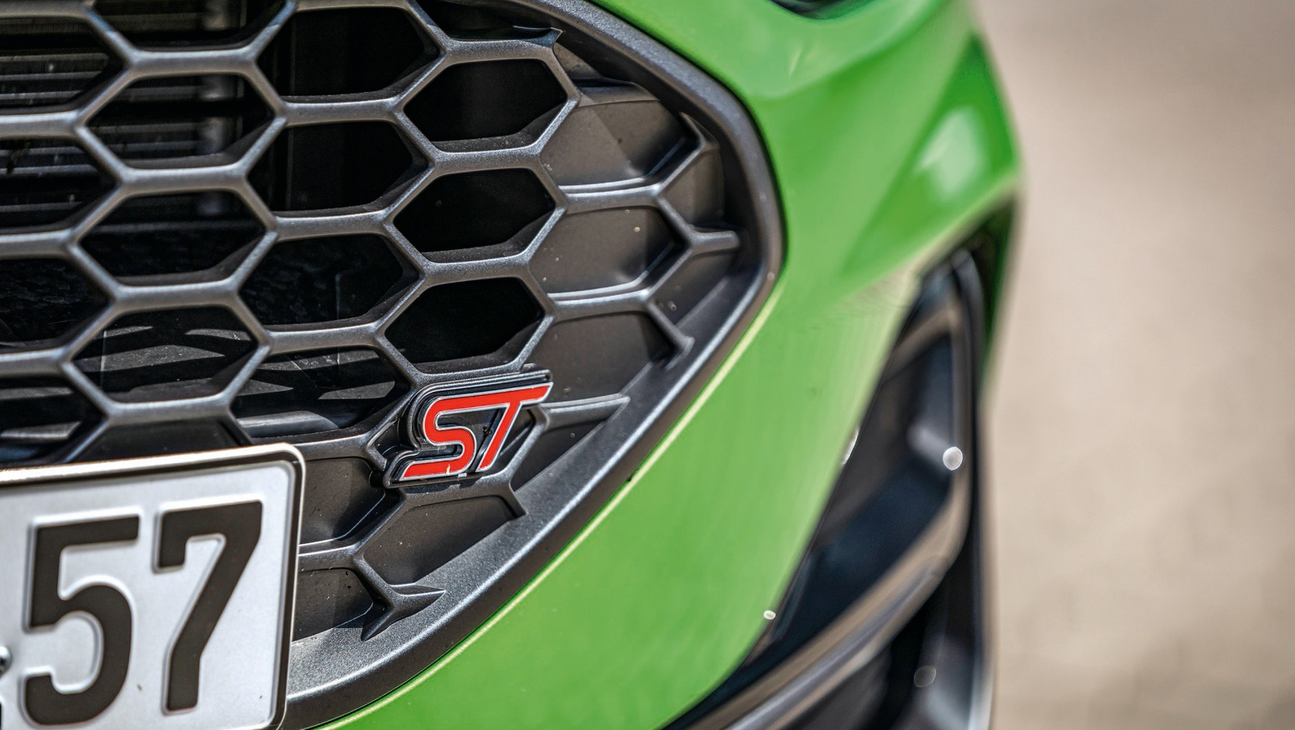 Ford Focus ST: sportowo wystylizowany grill o strukturze plastra miodu z logo ST.