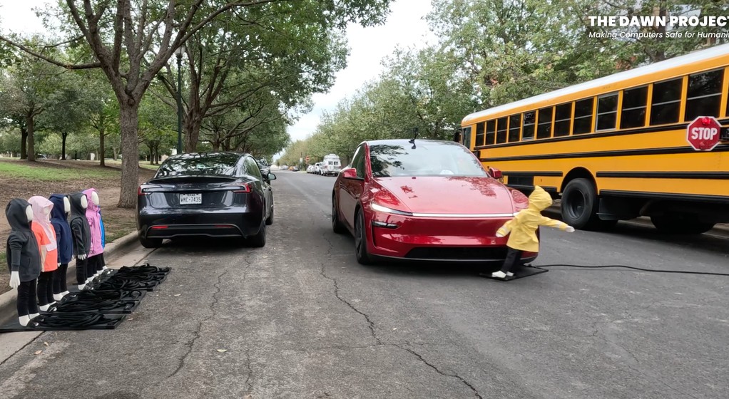 W testach The Down Project Tesla Y z najnowszym oprogramowaniem FSD konsekwentnie nie widzi dziecka idącego do autobusu