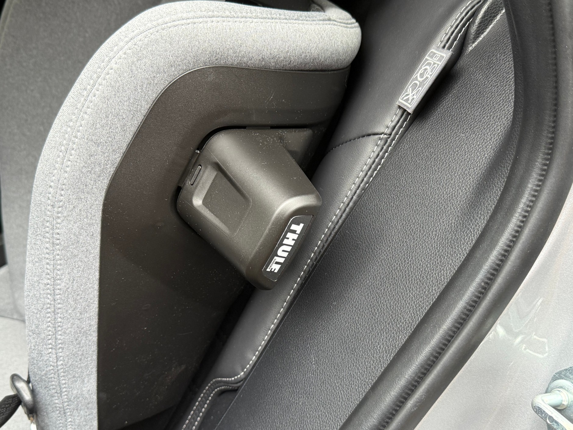 Od strony drzwi na boku fotelika montuje się "zderzak", aby w razie bocznych przeciążeń ograniczyć ruch fotelika