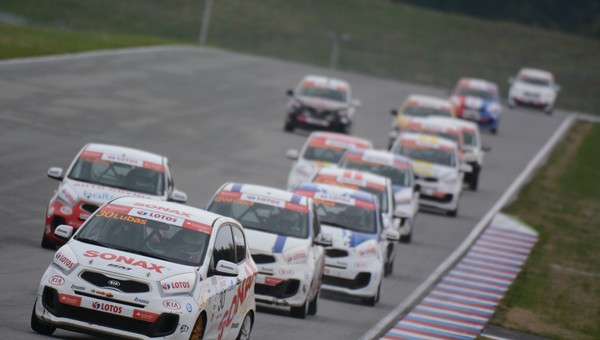 Atrakcyjny kalendarz Kia Lotos Race