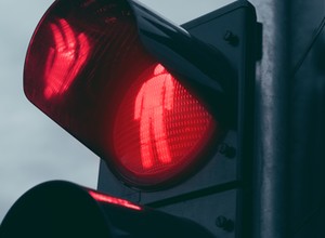 Pieszy po alkoholu na czerwonym, ale to kierowca jest winny. Dlaczego?