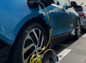Program pilotażowy okazał się sukcesem. W Kolonii kierowcy naładują auta elektryczne z... krawężnika