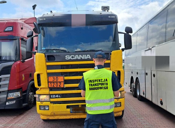Wiózł olej napędowy na naciętych oponach. Inspektorzy ITD mieli nosa