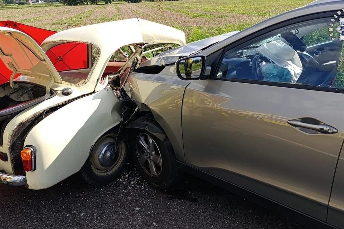 Hyundai uderzył w zabytkową Syrenę 105. Dwie osoby nie żyją, cztery trafiły do szpitala