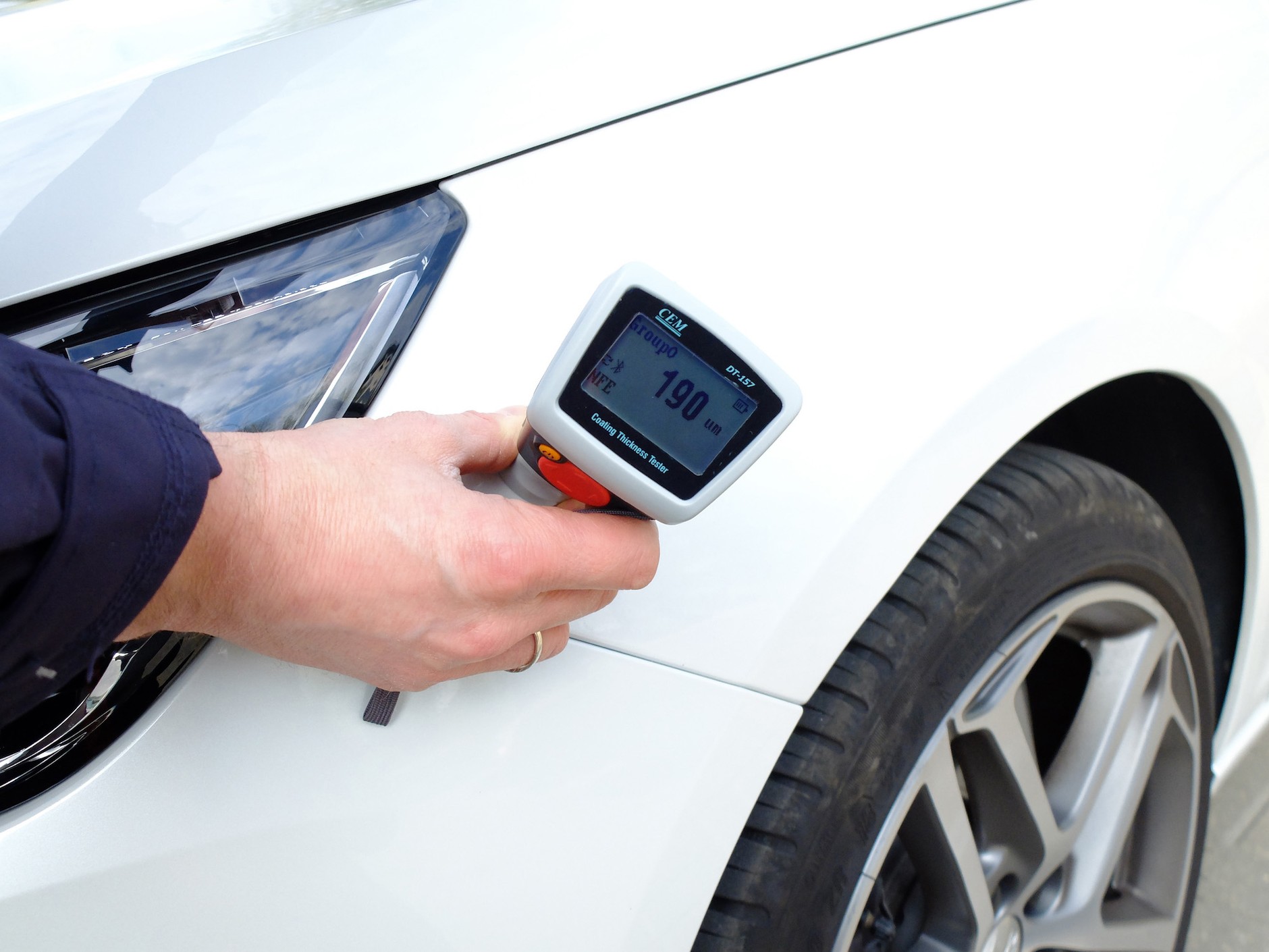 Lakier gruby, ale fabryczny! Nie jest to wada, jest to wręcz zaleta, choć nie należy wykluczyć, że nadwozie auta było w fabryce z jakichś powodów malowane dwukrotnie