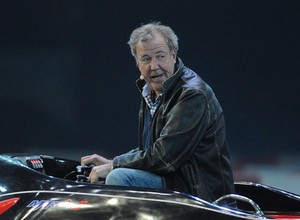 Jeremy Clarkson: czym grozi kąpiel w wannie z ropą naftową? [Fragment książki]