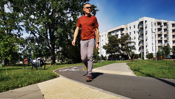 Pasów nie ma, a można przejść przez jezdnię. Wyjaśniamy, co to jest przejście sugerowane i kto ma pierwszeństwo