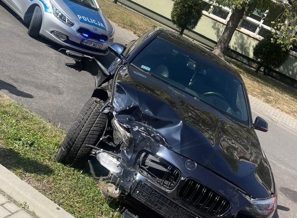 Pijackie wyczyny kierowcy BMW. Uszkodził 6 zaparkowanych samochodów
