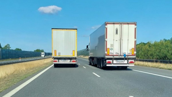 Policjanci mówią wprost, jak działa  zakaz wyprzedzania przez ciężarówki na autostradzie