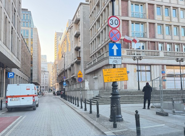 Ulica tylko dla mieszkańców, pułapka na kierowców w centrum Warszawy. Aż żółto od blokad