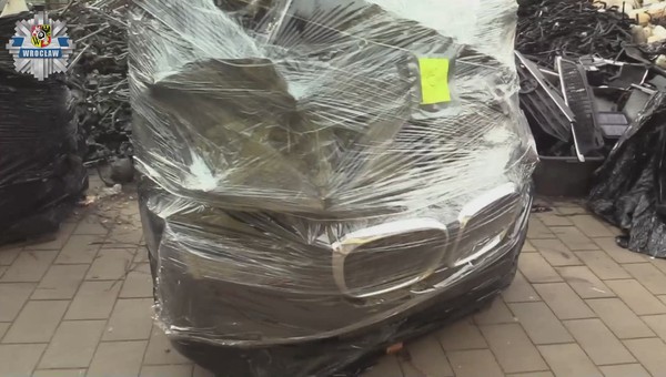 To nie był po prostu warsztat samochodowy. Policjanci odkryli "dziuplę"