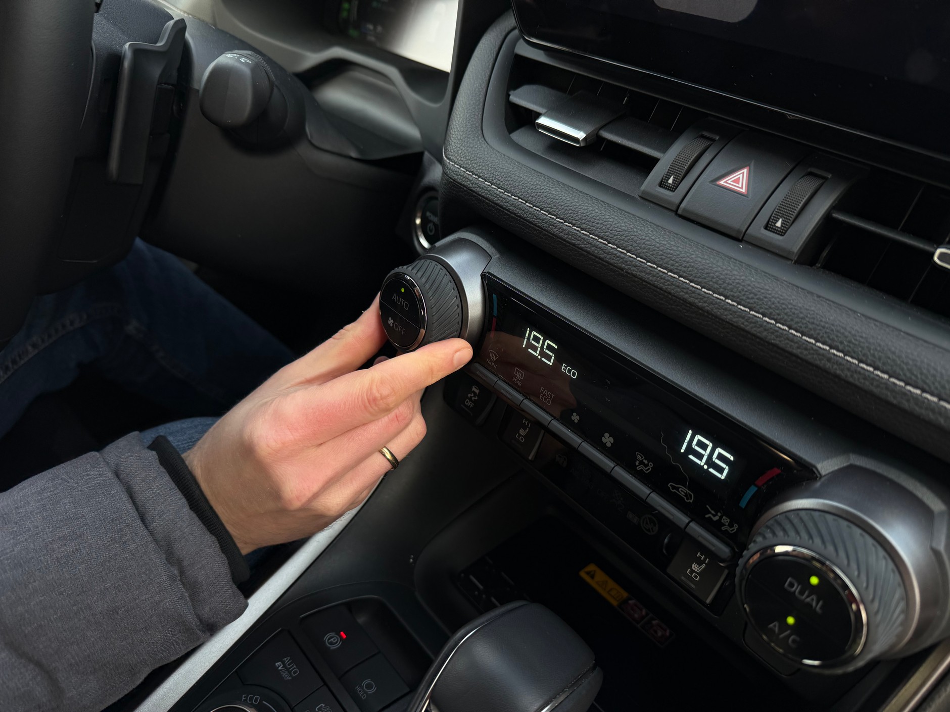 Toyota RAV4 Plug in Hybrid – monstrualnej wielkości pokrętła od temperatury. W sumie wygodniej się nie da