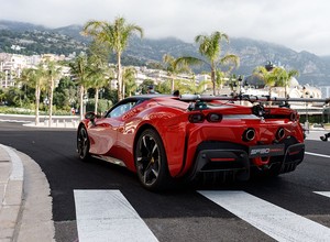 Ferrari kręci film - SF90 Stradale pędzi ulicami Monako