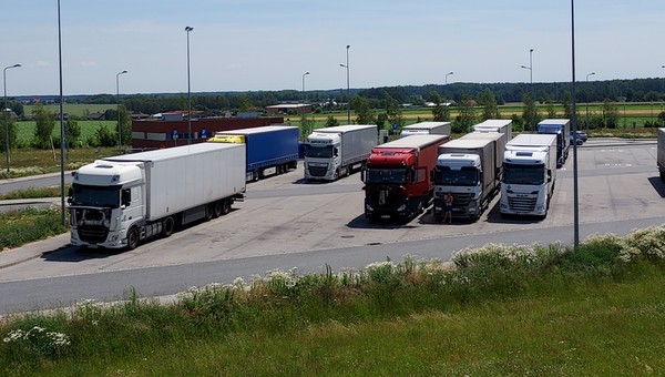 Kierowcy ciężarówek wskazują na poważny problem w Polsce. Odpowiedź GDDKiA