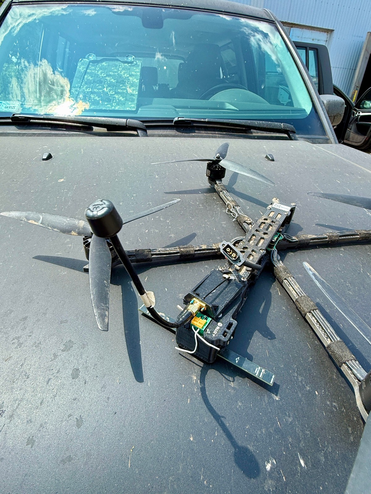 Drony służą zarówno do obserwacji, jak i do bezpośrednich ataków. Coraz częściej zamiast cywilnych, komercyjnych dronów, obie strony wykorzystują coraz bardziej profesjonalnie wykonane drony wojskowe.