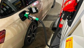 Tankowanie samochodu na stacji paliw