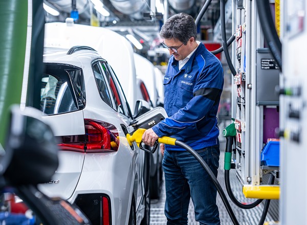 Po wyprodukowaniu zatankują BMW olejem z roślin. Tak walczą z emisją