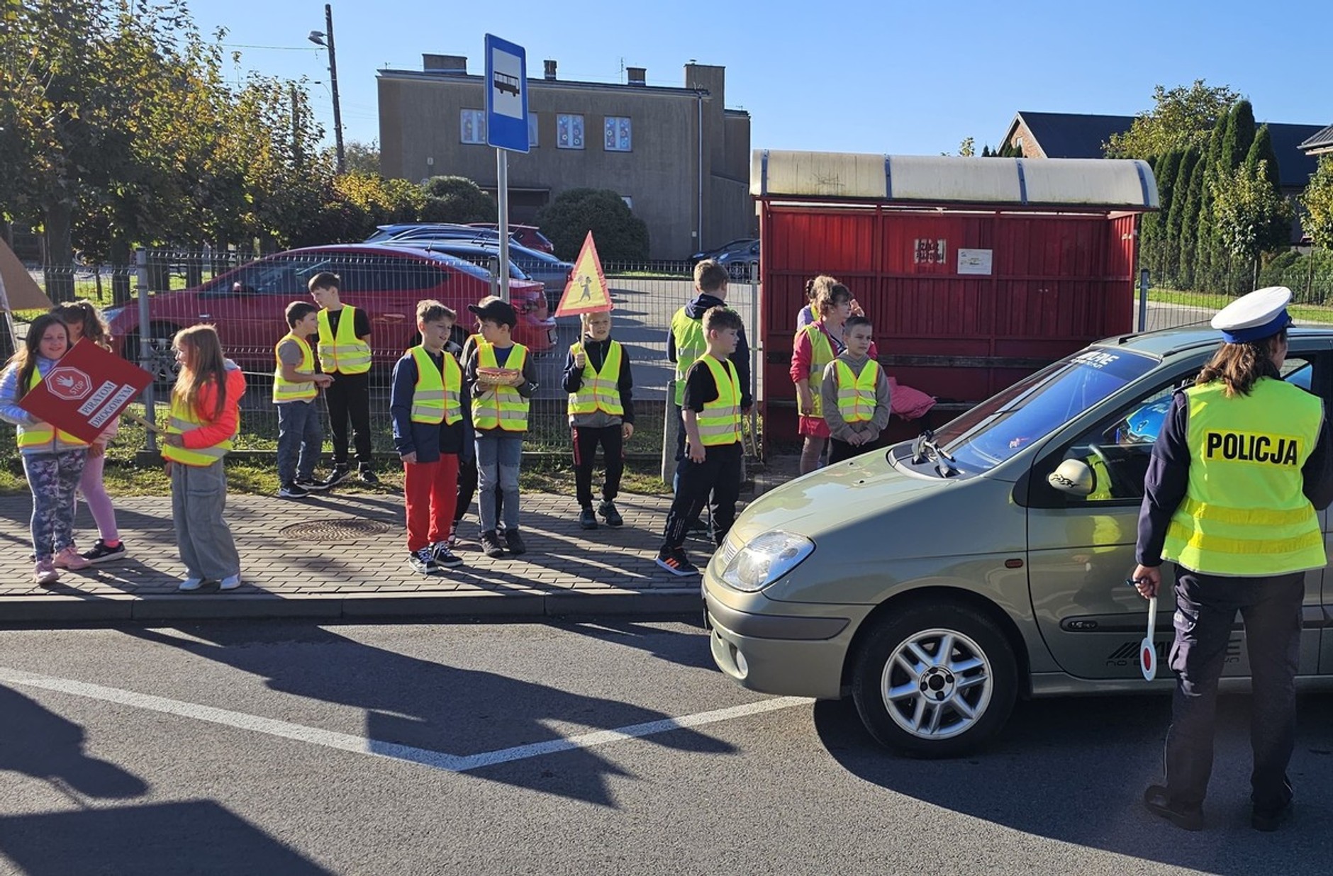 Policjanci z "drogówki przeprowadzili nietypową akcję. Rozdawali owoce