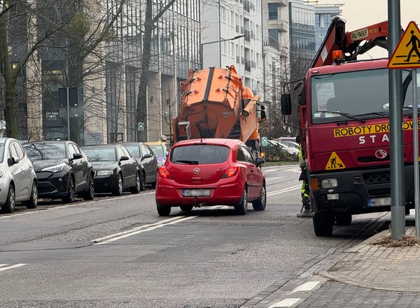 Czy mogę ominąć auto na ciągłej linii? Prawo sobie przeczy. Czasem można, ale kiedy?