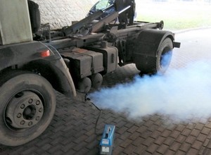 Ciężarówka w kłębach dymu. Nagranie z kontroli ITD