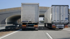 Wyprzedzanie się ciężarówek na autostradach ma się dobrze. "Nie wolno, ale można"