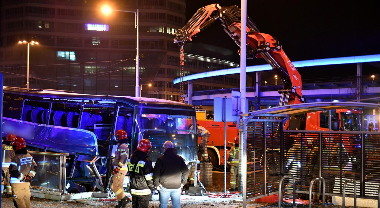 Śmiertelny wypadek we Wrocławiu. Autokar wpadł do przejścia podziemnego