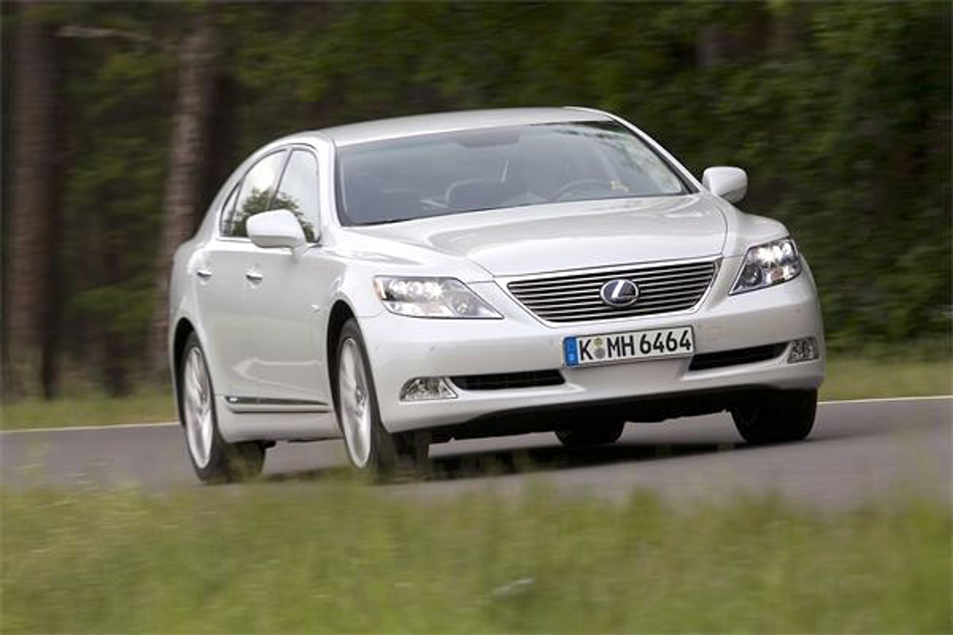 Lexus: hybrydowe wersje modeli GS i LS z większym bagażnikiem