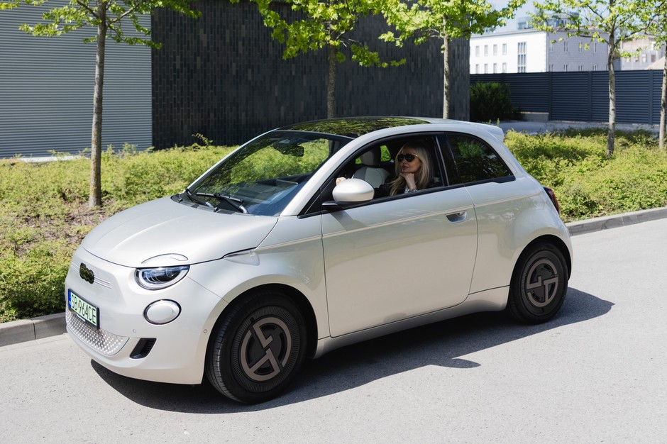 Agnieszka Woźniak-Starak we Fiacie 500e Giorgio Armani