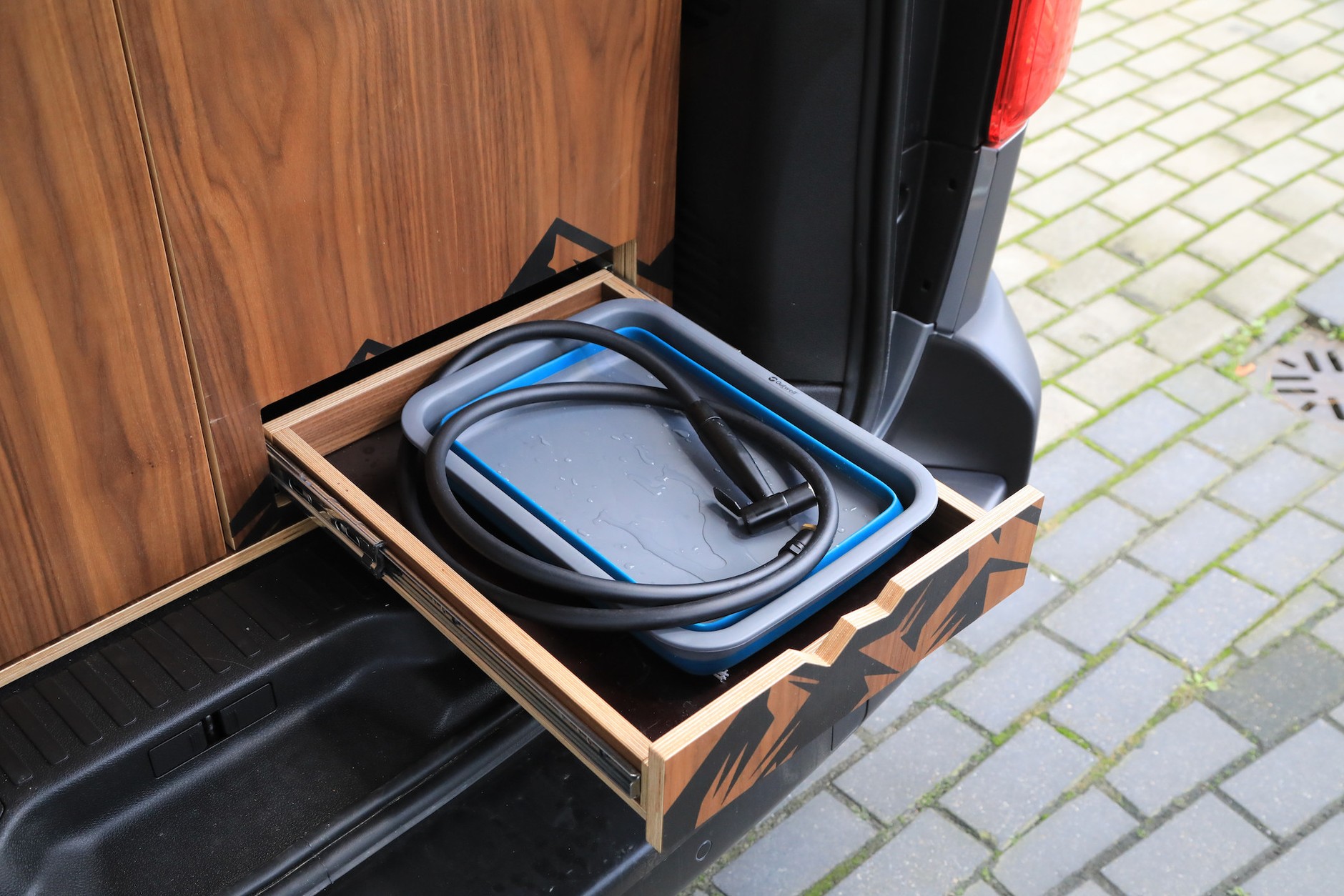 Zestaw kamperowy zamontowany w Toyocie Proace Verso